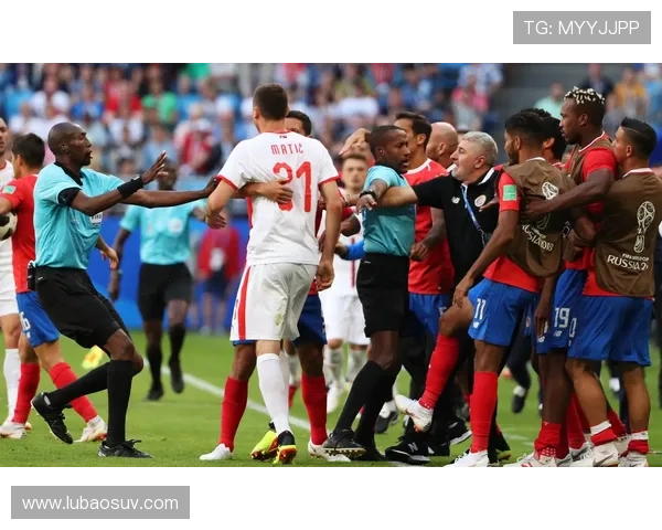 足球明星在比赛中遭遇激烈冲突瞬间引发全场轰动与热议